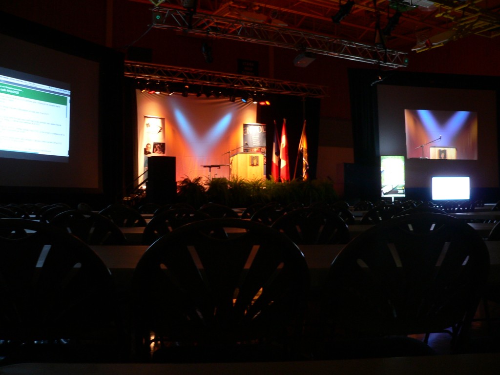 Le gymnase habilement transformé en salle de conférence